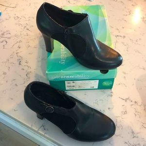 Memory Foam Sole Senseability Karine Black Bootie